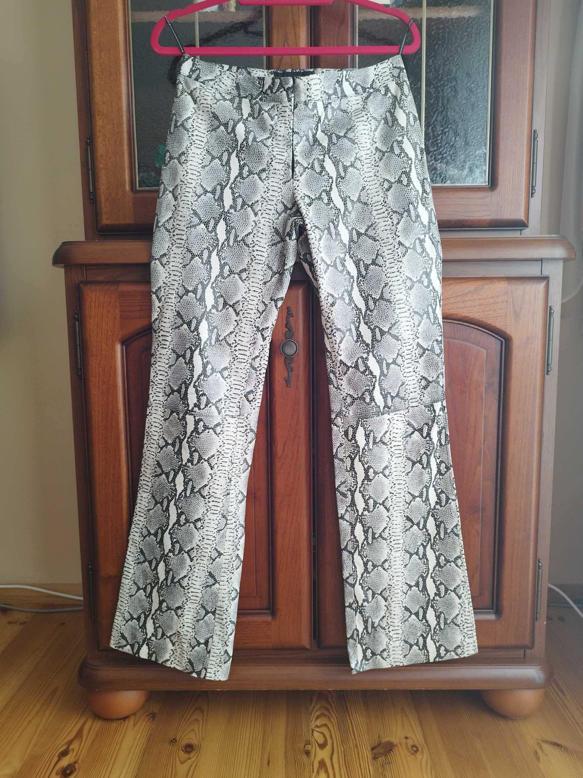Skórzane spodnie poszerzane Karen Millen wężowy wzór XS/S
