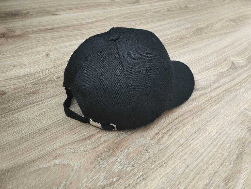 Nowa czarna czapka z daszkiem