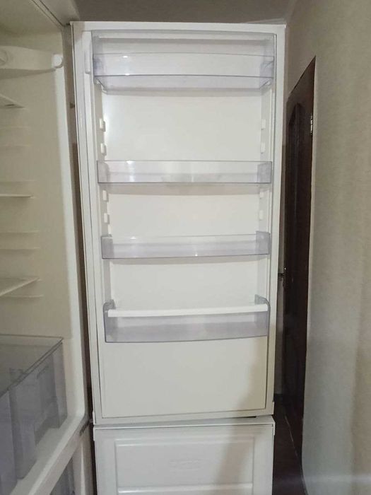 Продам холодильник Zanussi - висота 2 м.