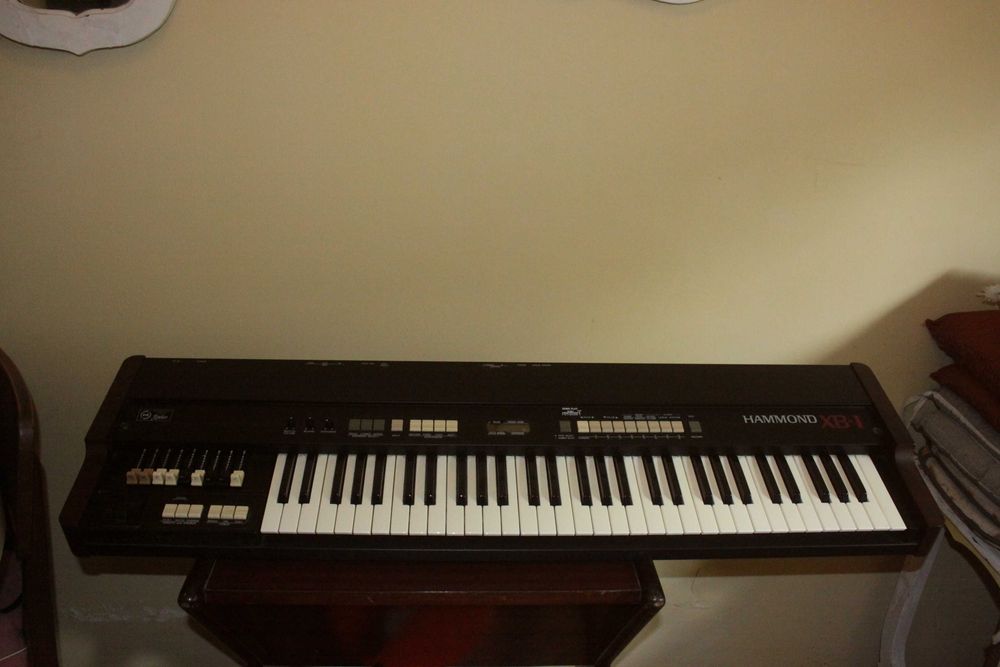 Orgao Hammond XB 1 com pedal de volume