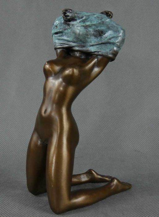 Figura Kobieta Akt zasłonięta głowa rzeźba brąz sygnowana pieczęć