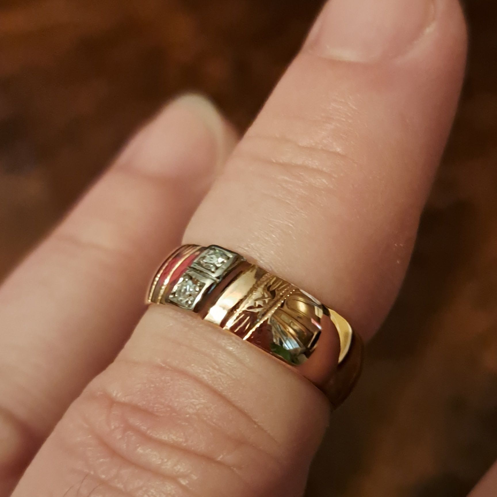 Золотое кольцо с бриллиантами. 5,16 грм