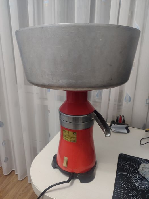 Сепаратор Мотор Січ СЦМ-80 повністю металевий майже новий .