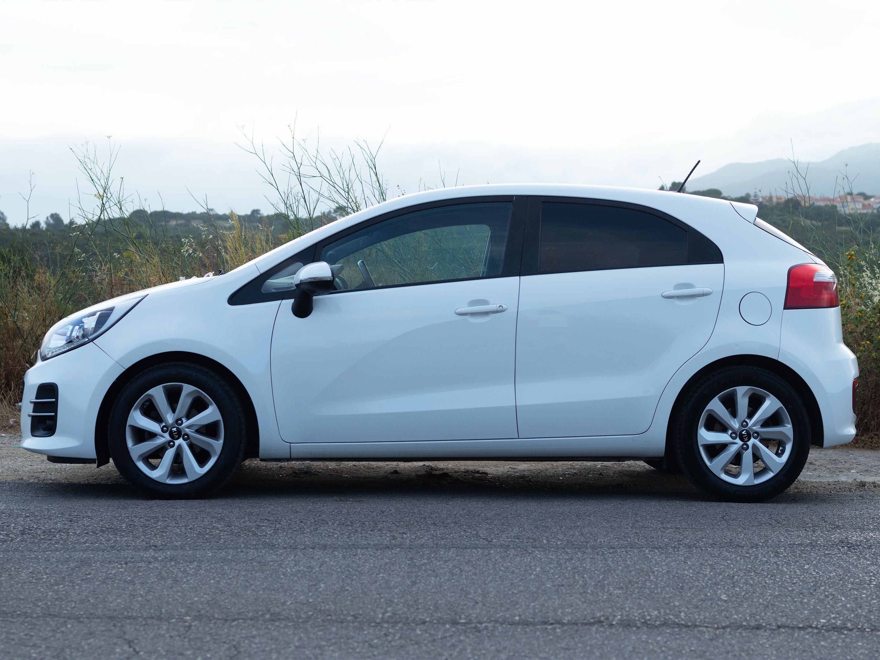 KIA RIO 2016 com 76475km