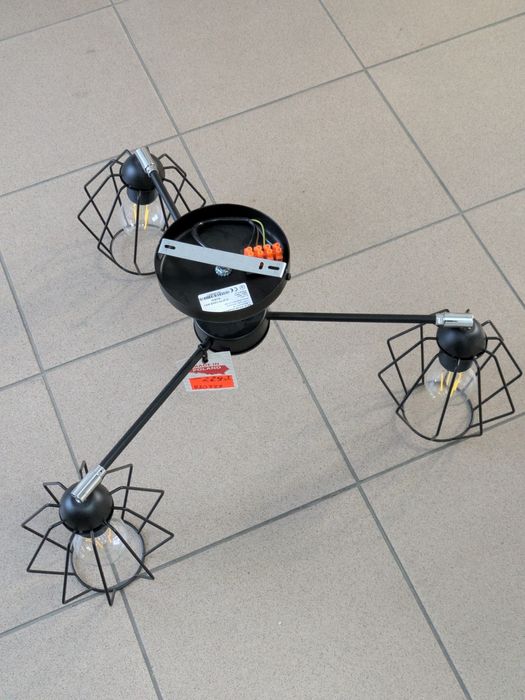 Lampa sufitowa trzy punktowa.