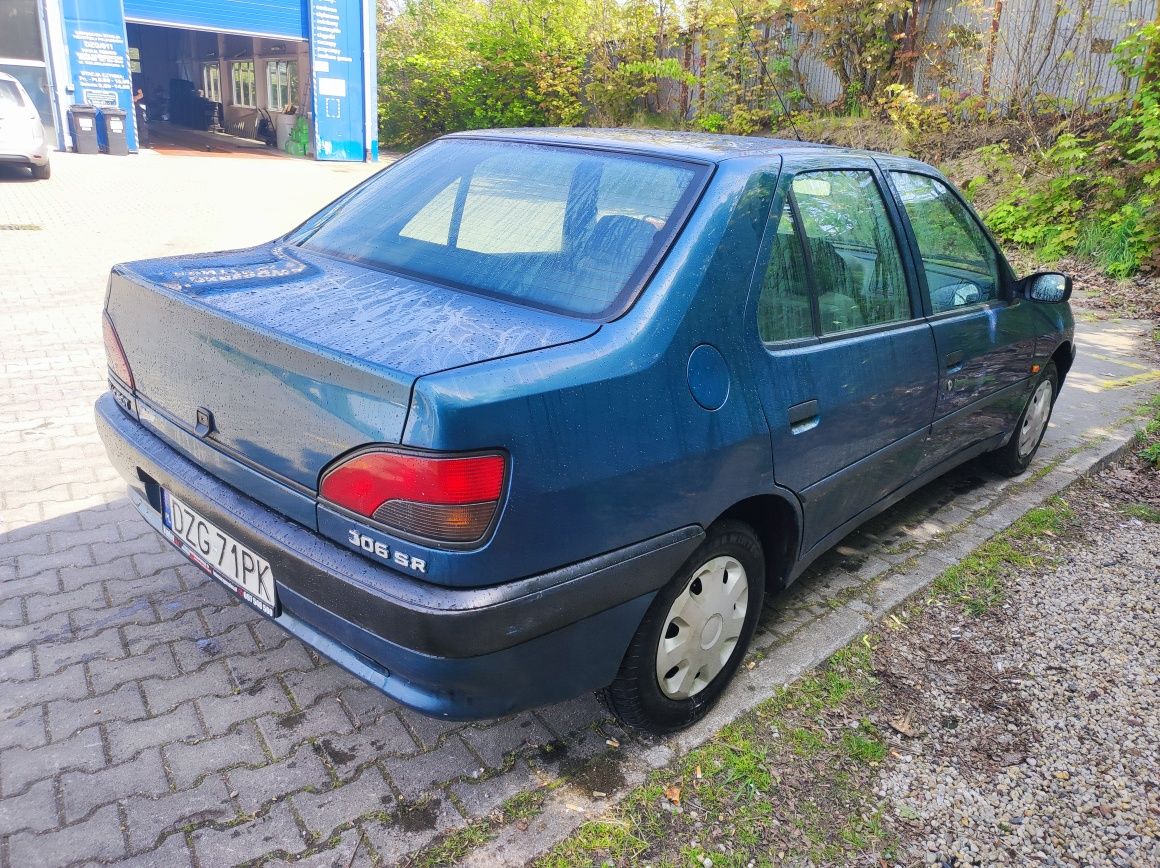 Peugeot 306 1.4 benzyna super stan klasyk ważne opłaty