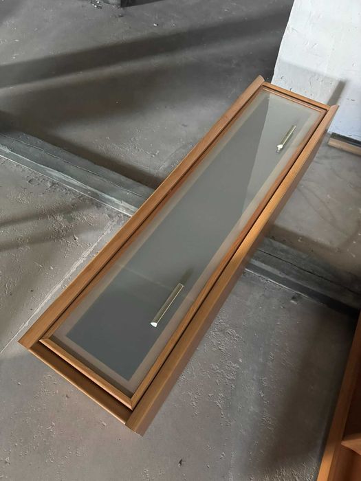 Szafka wisząca z frontem ze szkła mlecznego – kolor olcha