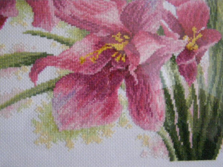 Вишита хрестиком картина - квіти в сучасному стилі