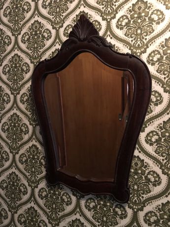 Espelho com moldura em madeira maciça