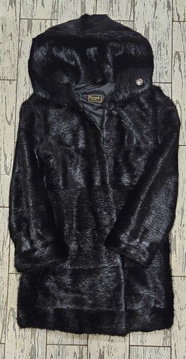 Шуба жіночу з нутрії довга, клешона з капюшоном, розмір 50
