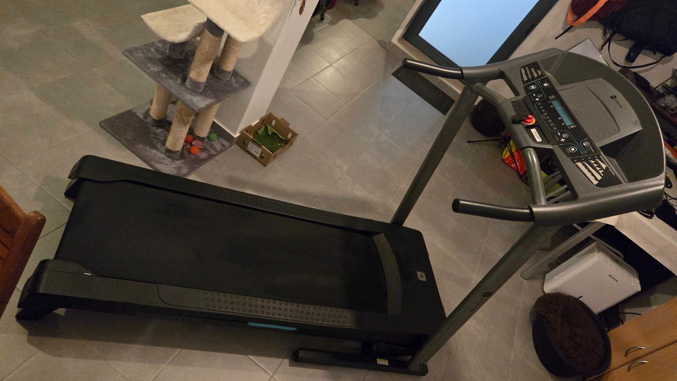 Passadeira de corrida Domyos com oito programas pré-definidos