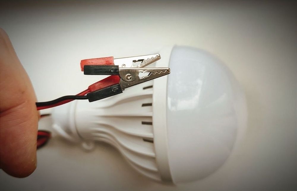 Лампа 12 вольт з проводом і клешнями