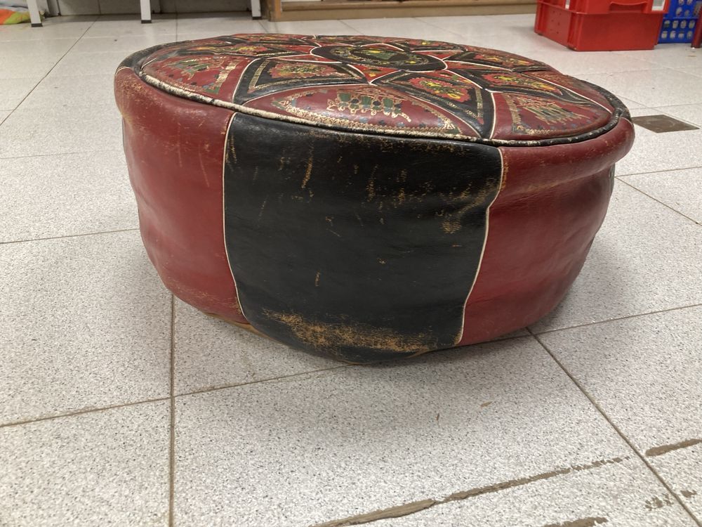 Puff, pousa pés Libanês em pele