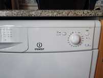 Máquina de Secar Roupa Indesit IDC 75 B 7kg