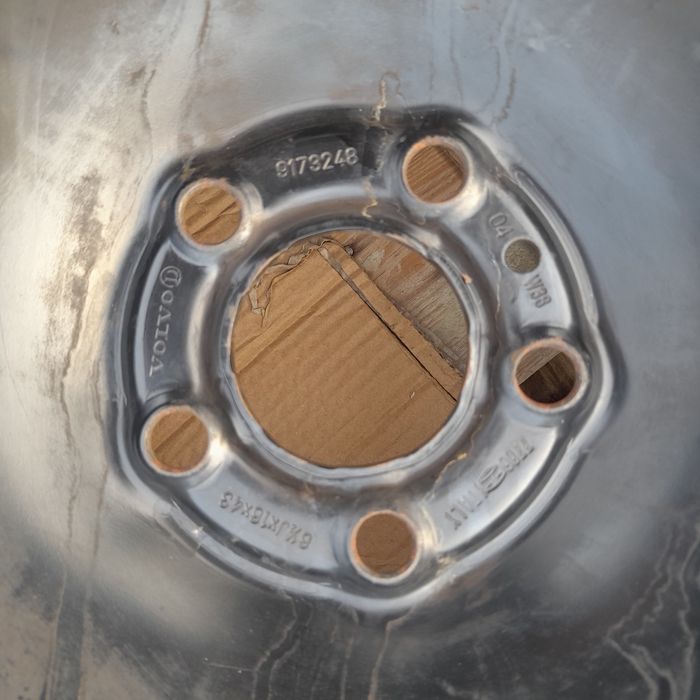 Opony zimowe z felgami stalowymi.