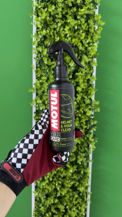 Засіб для очистки шоломів та скла Motul Helmet&Visor Clean 250ml