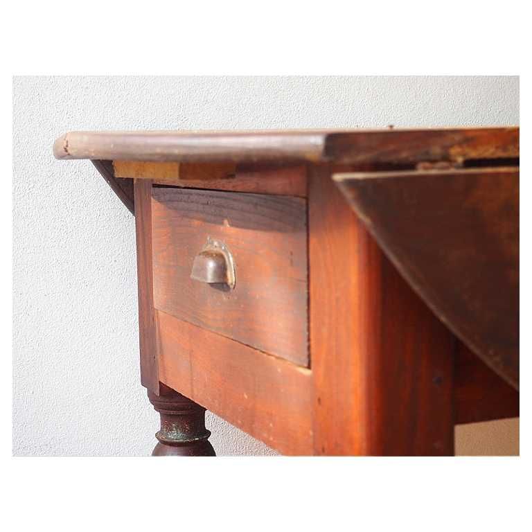 Mesa em madeira de abas