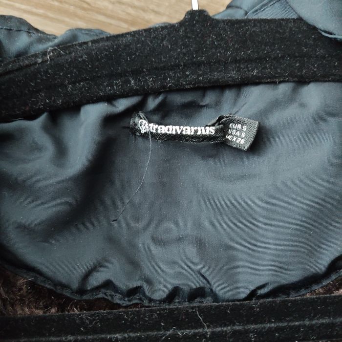 Granatowy płaszcz puchowy pikowany parka Stradivarius