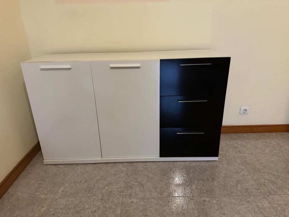 Móvel com Arrumação - Preto e Branco