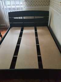 Продам двухспальную деревянную кровать б/у