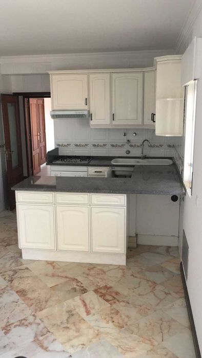 Oportunidade! T1+1 com Sótão, Varanda Total e a Minutos do Mar