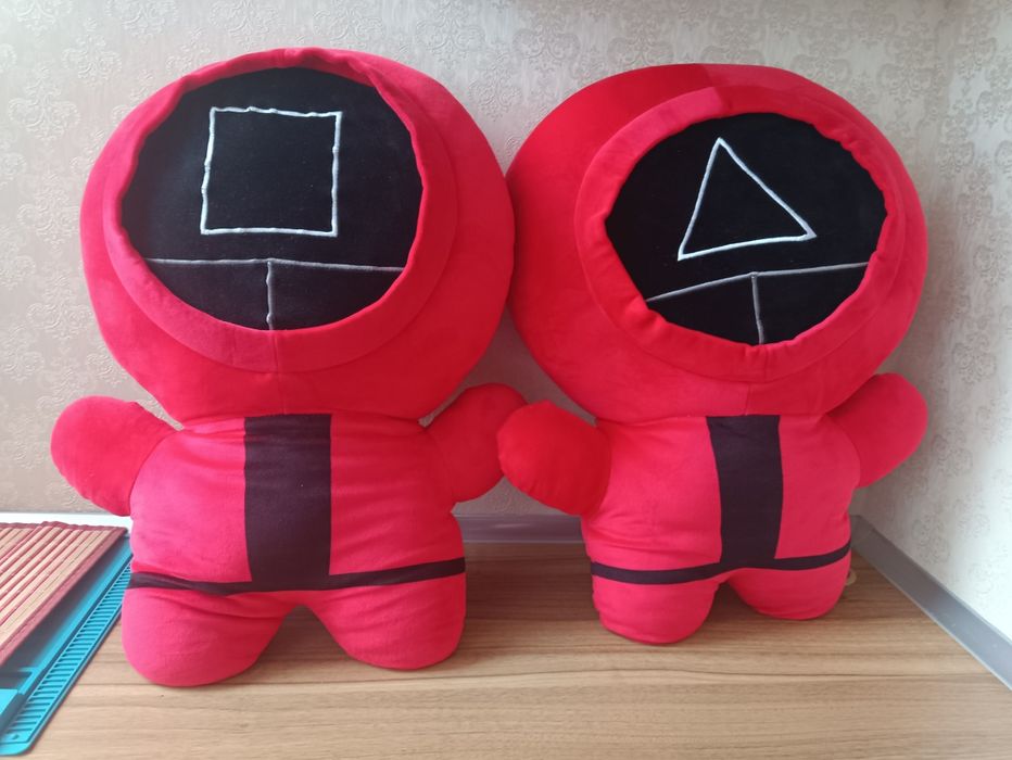 Подушка- іграшка "Гра в кальмара" з пледом в середині