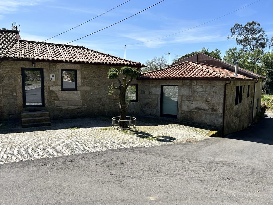 À VENDA - Casa de Pedra Única