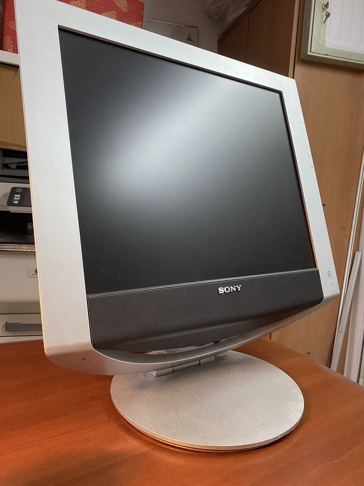 Tela de computador de secretária