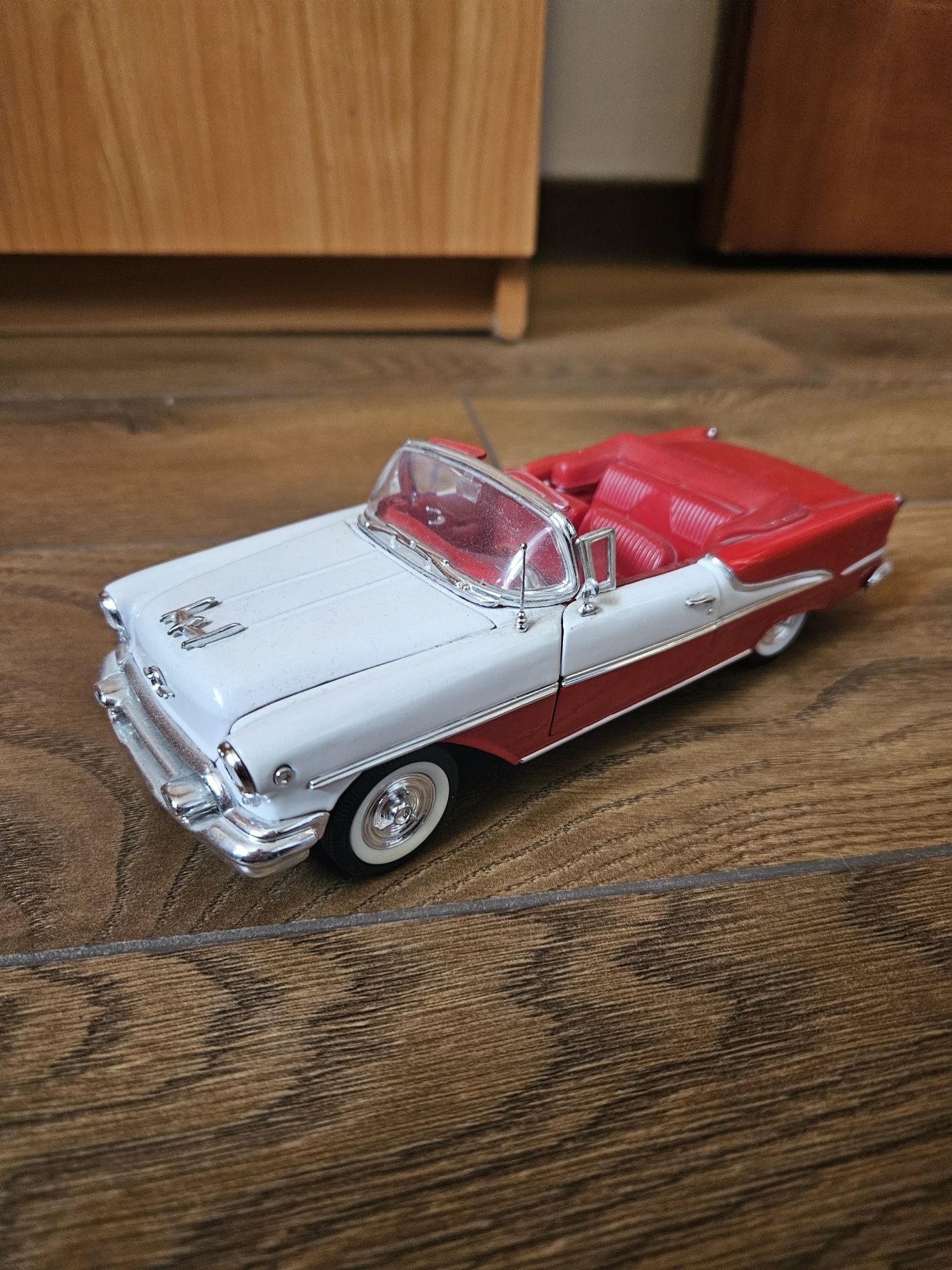 Welly Oldsmobile Super 88 z 1955 rokuw skali 1:26.