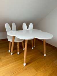 Drewniany stół chmurka_Dwa krzesła królik_Białe