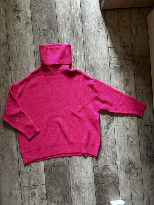 Różowy ciepły sweter oversize z golfem