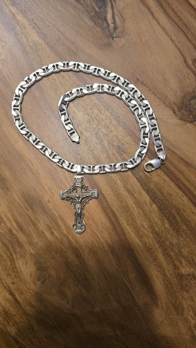 Srebrny łańcuszek z krzyżykiem