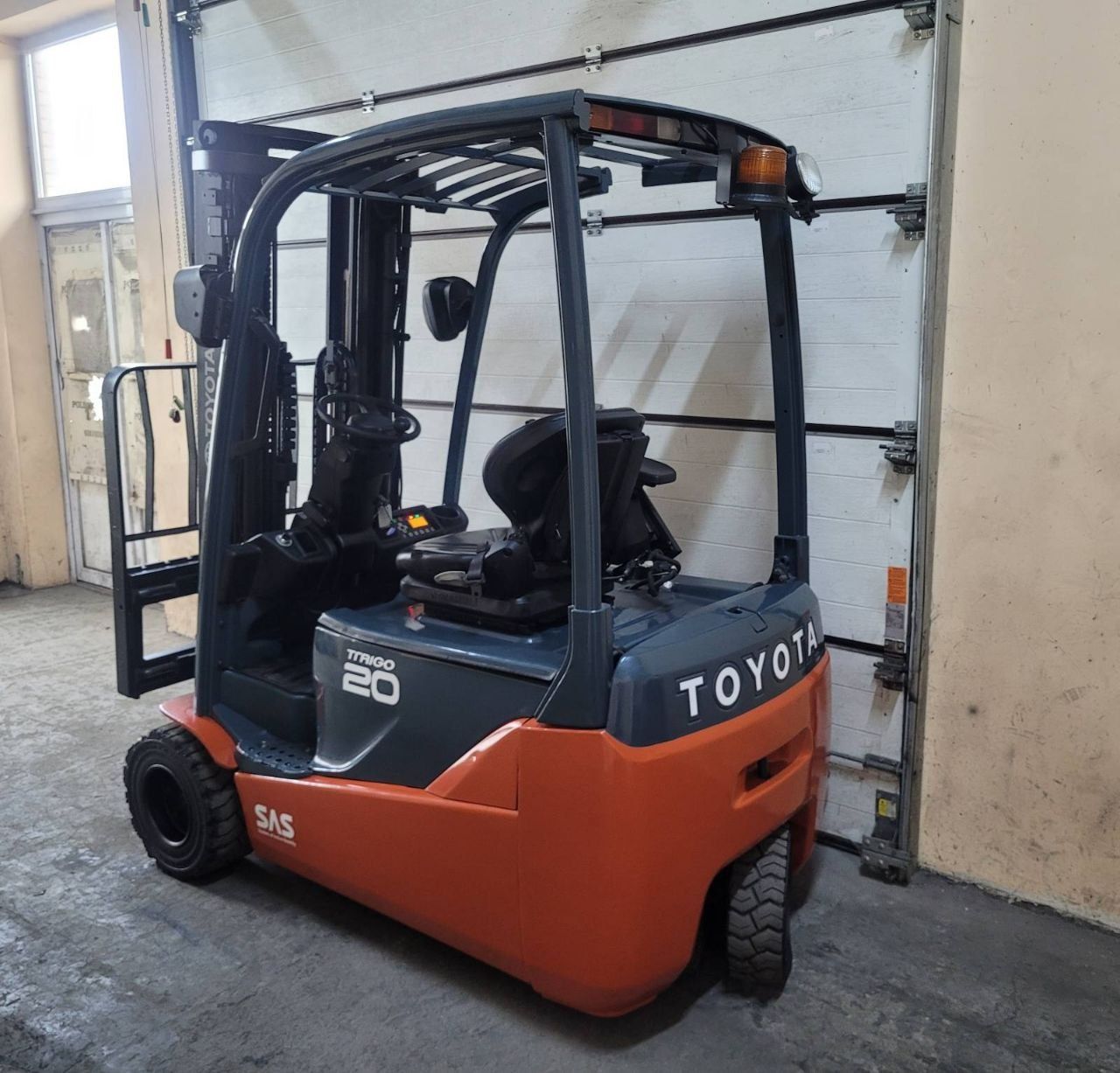 Навантажувач вилковий трьохопорний, електричний Toyota 8FBE20T