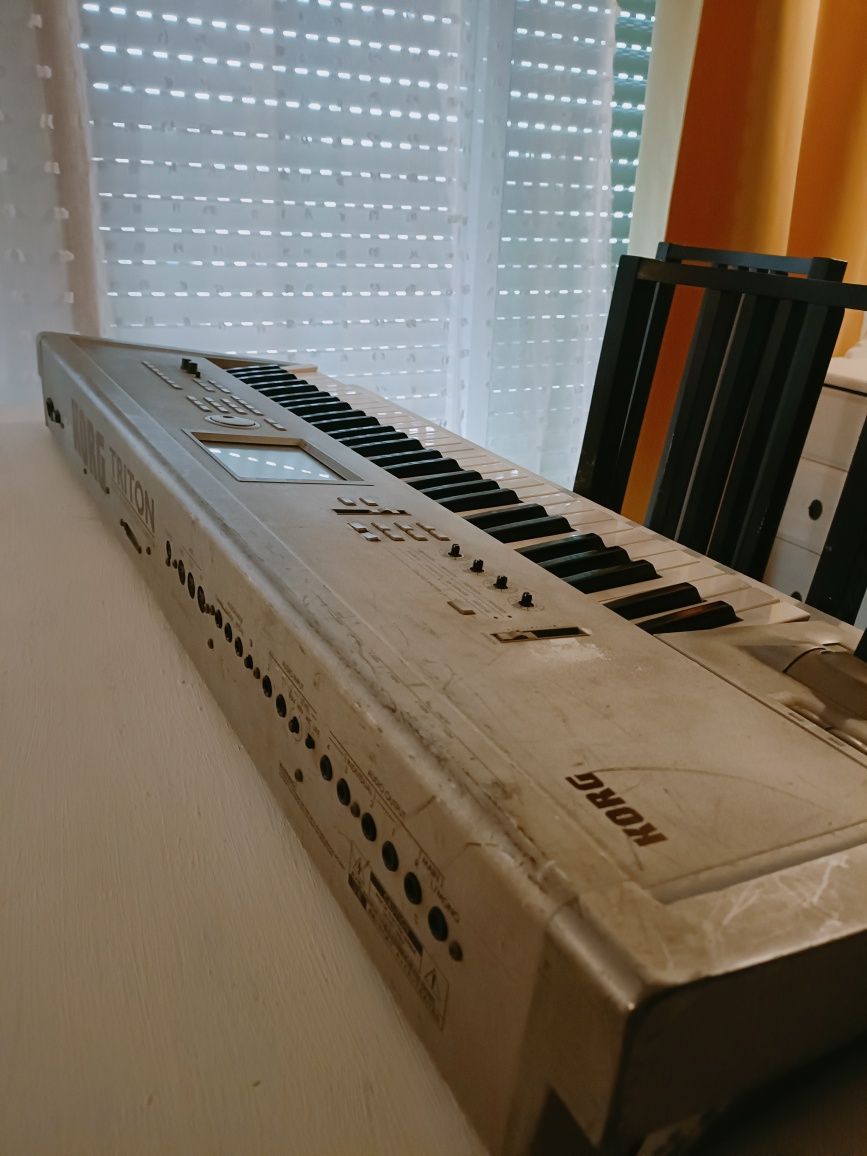Teclado Korg triton