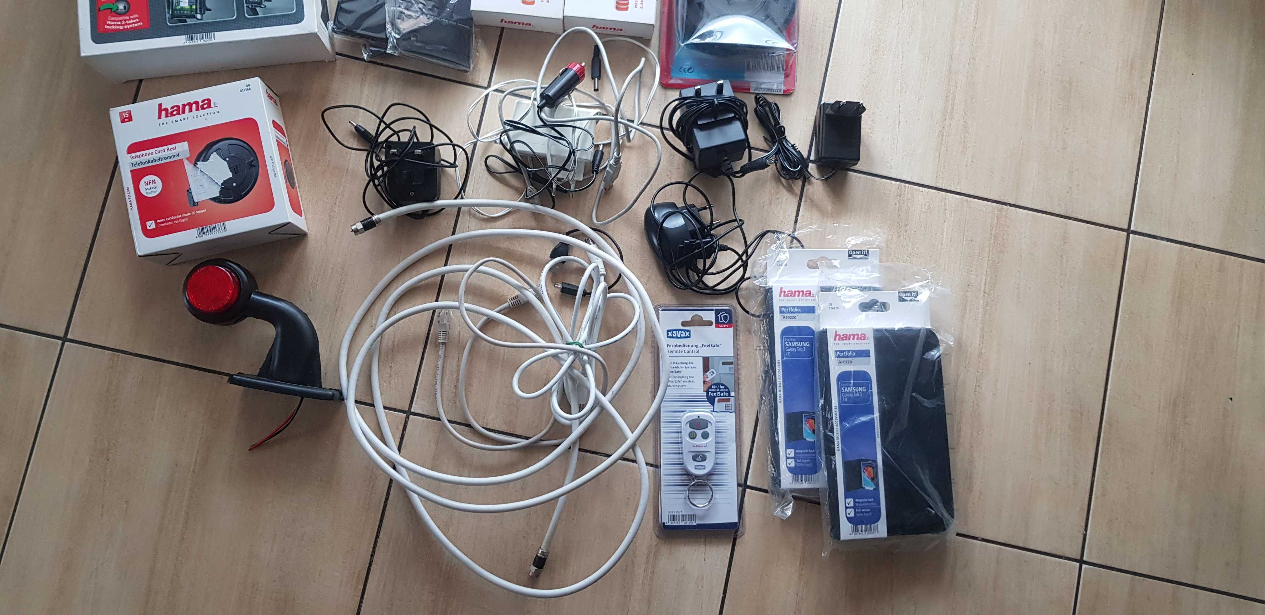 Karton elektroniki i innych artykułów.