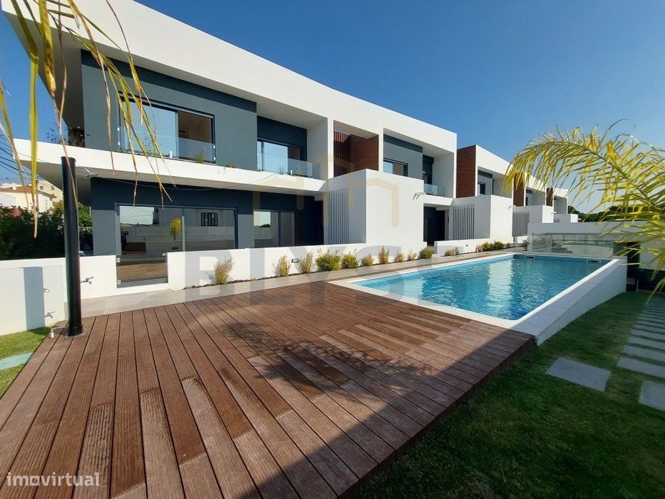 Moradias T4, em Condomínio Privado com Piscina.