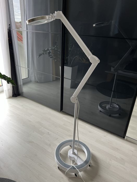 Lampa LED ze statywem