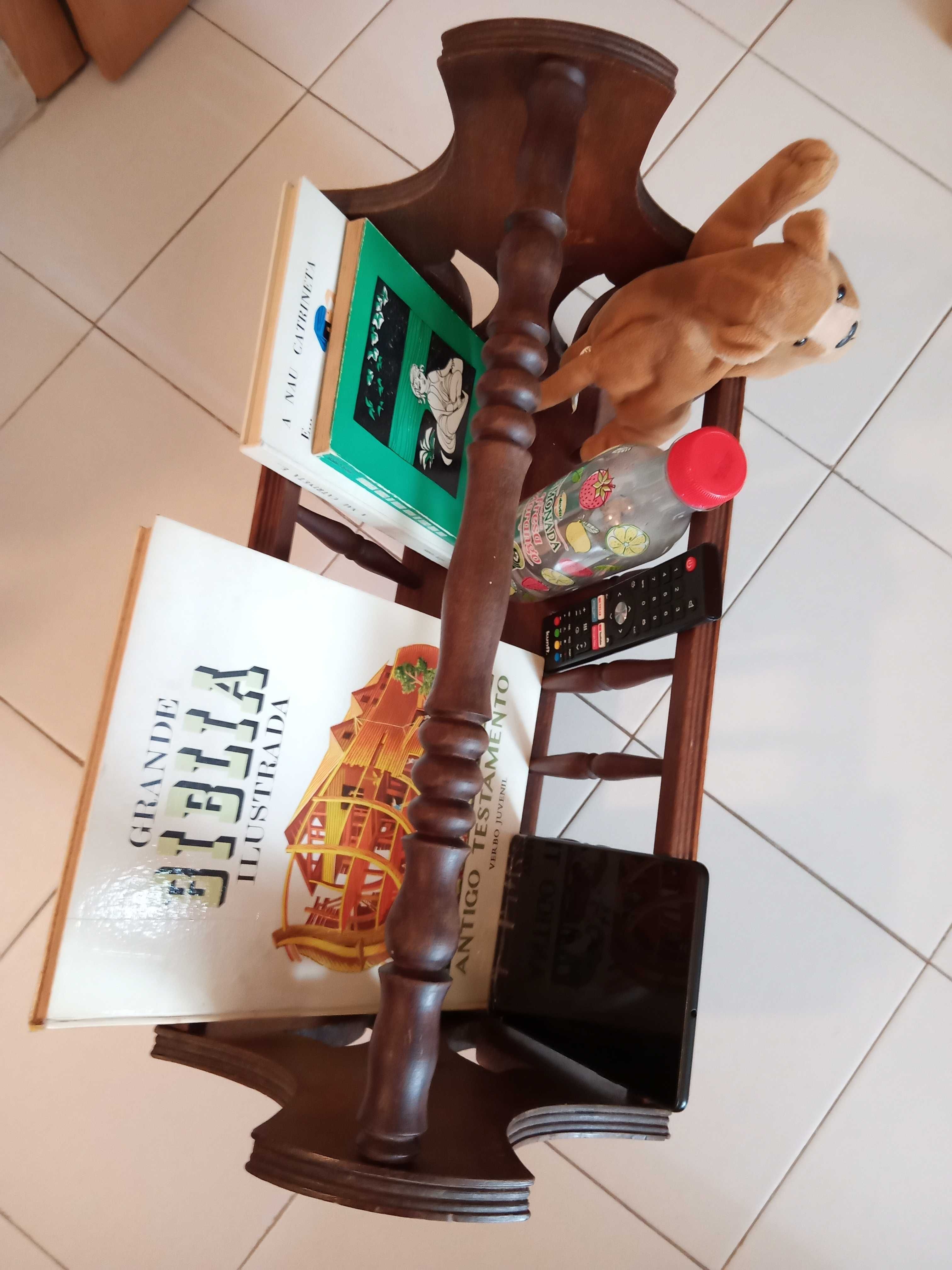 Porta-revistas antigo em madeira.