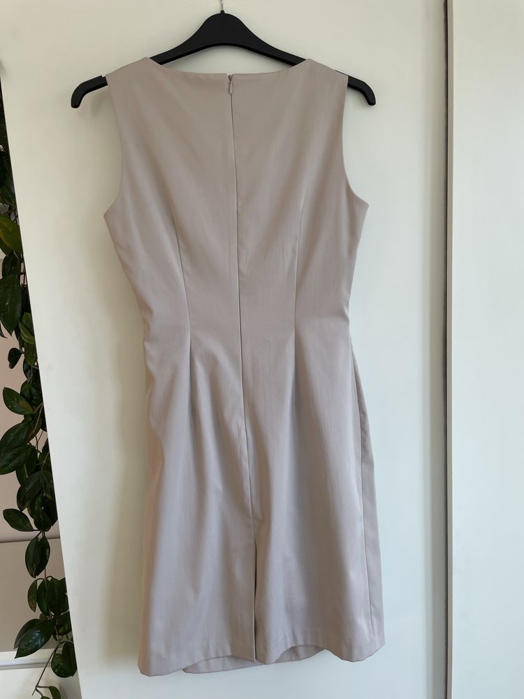 Elegancka beżowa sukienka Monnari