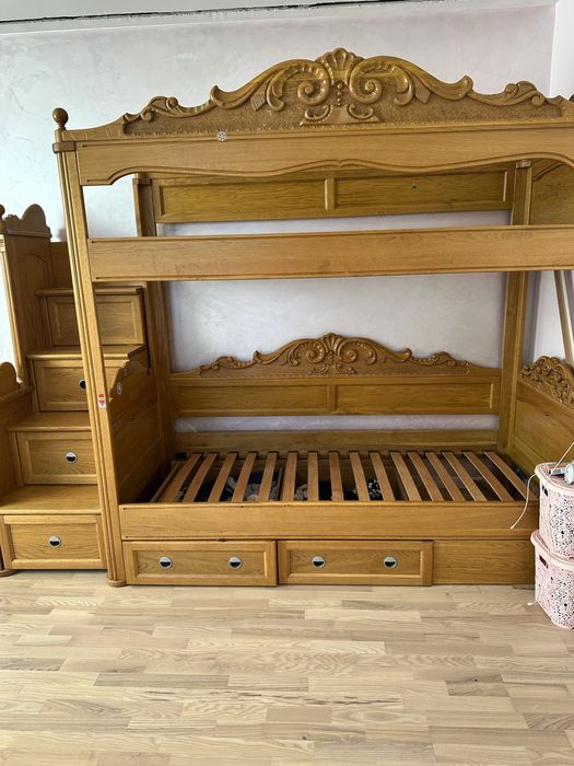 Дубове ліжко, два поверхи