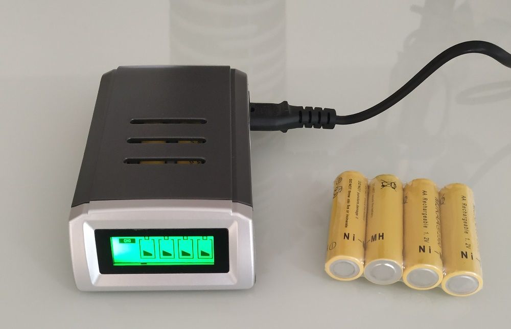 Carregador de baterias AA / AAA NiCd ou NiMH recarregáveis