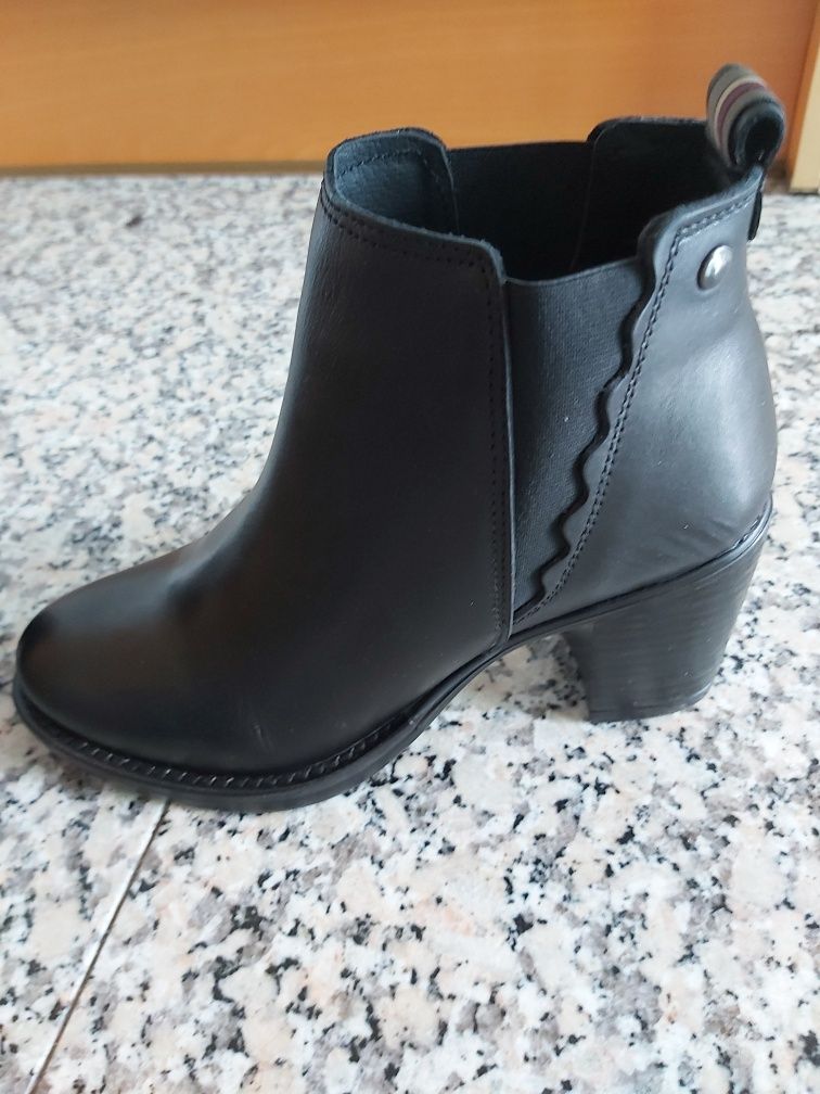 Botas Pele Preto T35