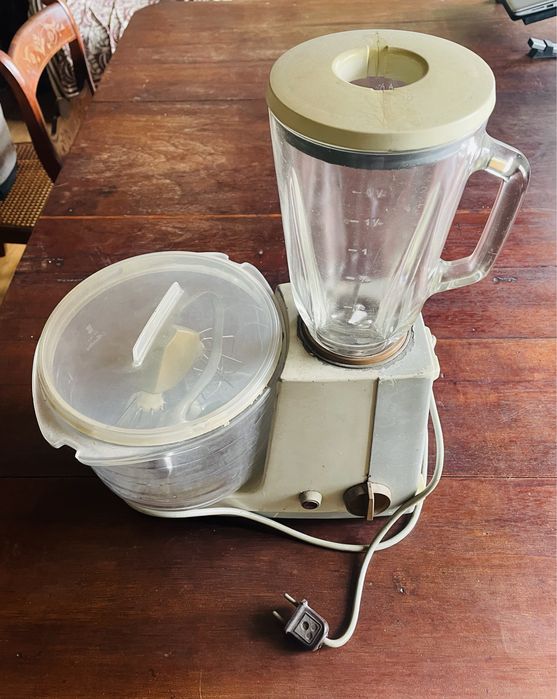 Peça de coleçao. Liquidificadora e ta taça para bater bolos vintage