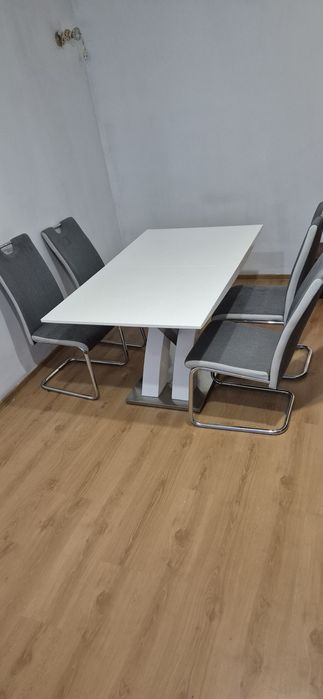 Stół z 4 krzesłami