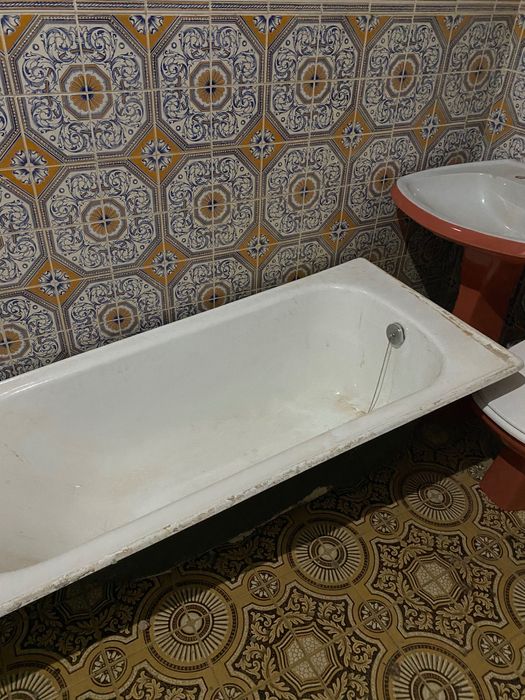 Banheira, sanita e lavatório