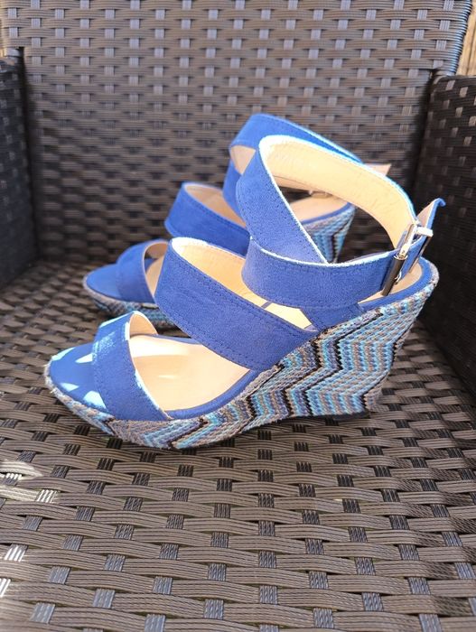 Sprzedam buty na koturnie 37