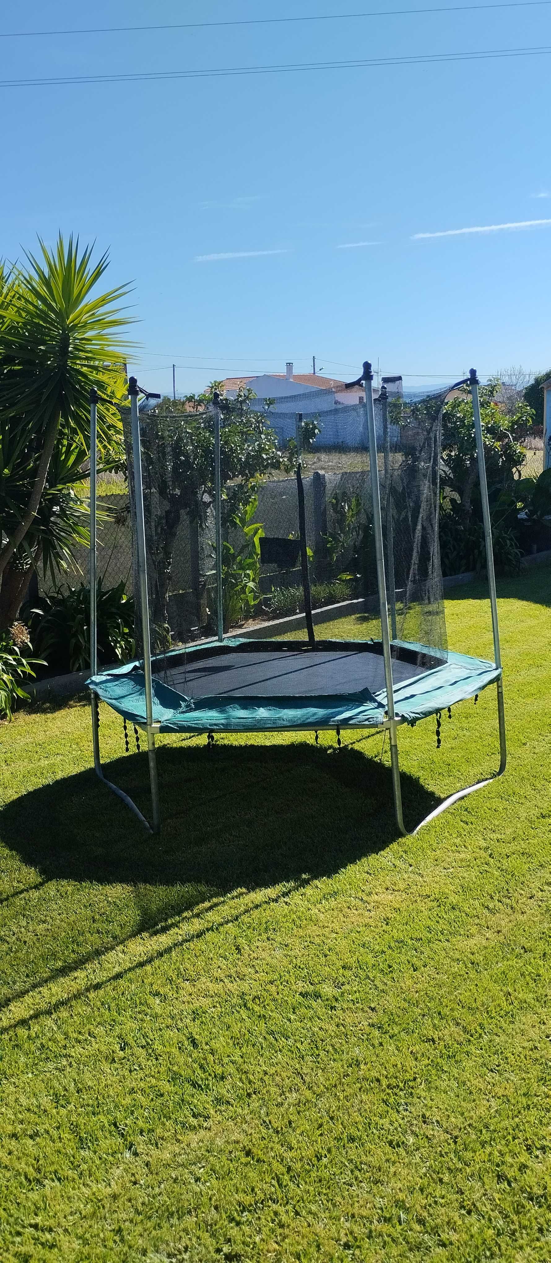 Trampolim hexagonal 240 cm com rede de proteção