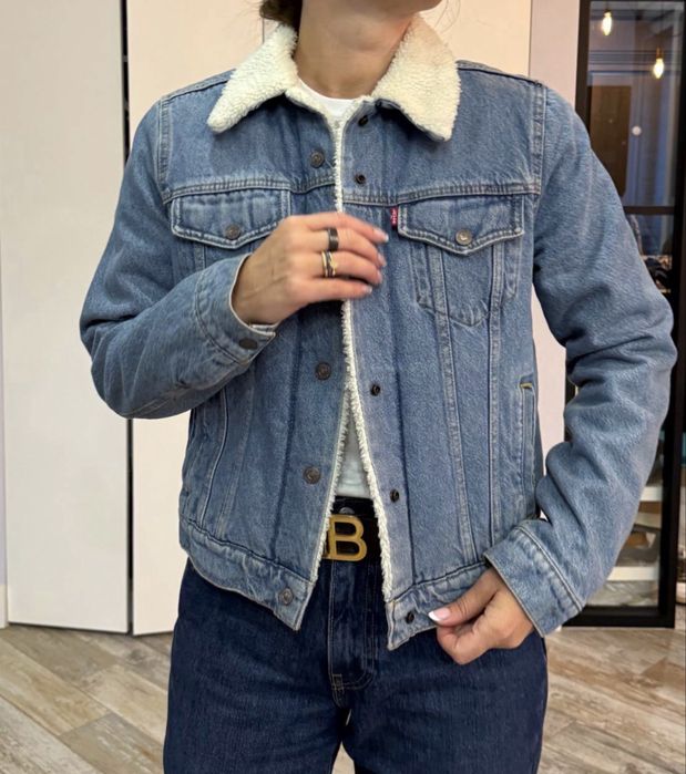 Продам джинсову куртку Levis на хутрі
