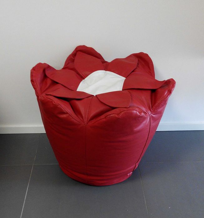 Pouf flôr em pele sintética, usado