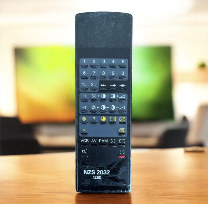 Pilot do telewizora NZS 2032 czarny Elemis 1250